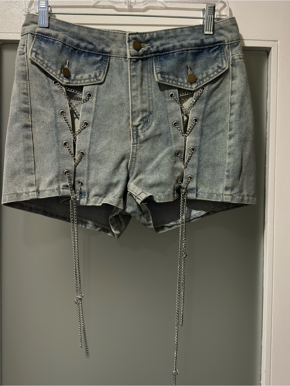 Blue Denim Casual shorts Light wash denim shwith silver chaindetails Sz26 Grunge